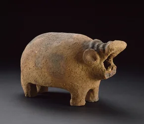 Flodhästfigur, från grav 134 i Hu, c.3500-3000 f.Kr. (grov röd keramik)