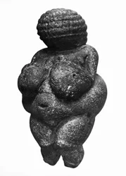 The Venus of Willendorf, sidovy av kvinnlig statyett, Gravettian kultur, övre paleolitiska perioden, c.30000-18000 f.Kr. (oolitisk kalksten färgad med röd ockra)