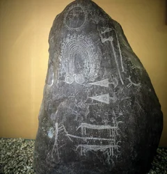 Civilisationen av Camunni, Förhistoria, hällkonst: gravsten, djur, pilspetsar och spiraler - Stele of Bagnolo typ 2 i Valcamonica (Camonica Valley) (Italien).