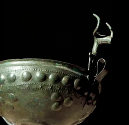 Etruskisk civilisation: bronsbägare från nekropolen i Tolfa, Lazio. 10:e århundradet f.Kr. Rom, Luigi Pigorinis nationella museum för förhistoria och etnografi