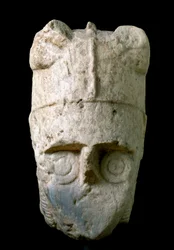 Huvud av en bågskytt med hornförsedd hjälm (miles cornutus) från Monte Prama (Cabras), bevarat på Nationella arkeologiska museet i Cagliari