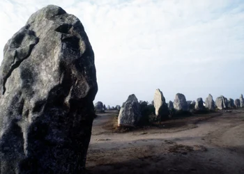 Megalitiska Carnac-monument i Kermario.