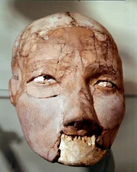 Neolitisk konst: mänsklig skalle från stenåldern (6000-4000 f.Kr.). Från Jeriko, Arkeologiska museet, Amman, Jordanien