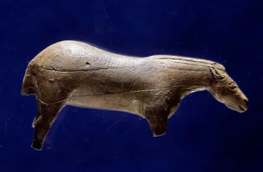 Förhistorisk konst (mellersta magdalénien): fristående skulptur av en häst i mammutelfenben från Espeluguesgrottan (Hautes-Pyrénées). Mått: 0,073 x 0,035 x 0,017 m. Saint-Germain-en-Laye, Nationella arkeologiska museet