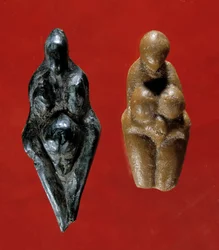 Förhistorisk konst: Venusstatyetter. Den till vänster, av täljsten, kallas Losange och kommer från grottplatsen Baousse-Rousse, 25000 f.Kr. Den till höger, från samma period, kommer från La Barma Grande. Saint-Germain-en-Laye, Nationella arkeologiska