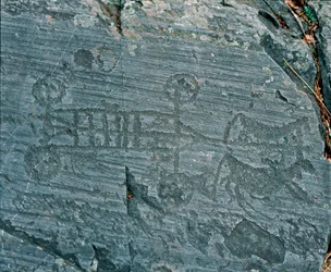 Förhistoria: Camunni civilisation: en vagn avfyrad av hästar, hjul är representerade med ekrar och hästar är i profil i ett försök att prospektera. Bergstick av sten 23 av Naquane (Valcamonica, Val Camonica, Brescia). Period mellan neolitikum och bro