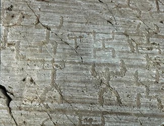 Förhistoria, Camunni civilisation, klippkonst: en gravsten av stiliserade representationer av karaktärer som kallas "oranterna"" med armarna utsträckta mot himlen. Period mellan yngre stenåldern och bronsåldern. Roche n. 50. Naquane (Brescia) Capo di Ponte