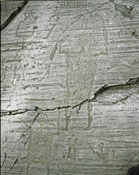 Förhistoria, Camunni civilisation, hällkonst: gravsten med stiliserade representationer av krigare, detalj som föreställer den store krigaren (H. 80 cm) beväpnad med ett svärd och en sköld. Period mellan yngre stenåldern och bronsåldern. Roche n. 50. Naqua