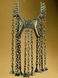Förhistoria: Elanformat hänge med två huvuden från en plats i Dolanlar (Azerbajdzjan) bronsålder. Baku, Azerbajdzjans statliga religionshistoriska museum