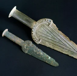 Förhistoria, etruskisk civilisation: bronsdolk från nekropolen San Giovenale (Viterbo), Lazio. Bronsåldern. 17:e århundradet f.Kr. Rom, Museo Nazionale Preistorico Etnografico Luigi Pigorini