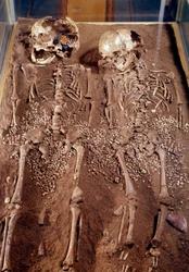 Förhistoria: Skelett av två barn. 30000-25000 f.Kr. Från Grimaldi-grottan. Saint-Germain-en-Laye, Nationella arkeologiska museet