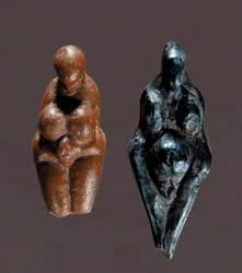 Förhistoria: "" Venus de Grimaldi"" Figurer av gula och gröna steatit-meren gudinnor från övre paleolitikum. Dämpa. 6 cm Saint Germain en Laye, Museet för antikviteter