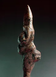 Förhistoria: Venus från Savignano, antropomorf stenskulptur funnen 1925 i Savignano sul Panaro. Senpaleolitikum, stenålder. Höjd: 22 cm. Nationella förhistoriska och etnografiska museet Luigi Pigorini (Museet för förhistoria och etnografi), Rom, Italien.