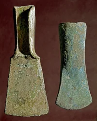 Förhistoria: yxa och spjutspets av flinta. Apenninsk civilisation (eller italiensk bronsålder). 1400-1300 f.Kr. Perugia, Umbriens nationella arkeologiska museum
