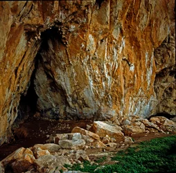 Förhistoria: Addaura-grottan nära Mondello (PA), där människor från övre paleolitikum levde, med hällristningar. Monte Pellegrino, Palermo (Palermo), Italien