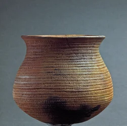 Förhistoria, Remedellokulturen: klockformad vas från Santa Cristina-grottan i Fiesse nära Brescia. Kopparålder. Eneolitikum. 2200 f.Kr. Rom, Nationella förhistoriska och etnografiska museet Luigi Pigorini