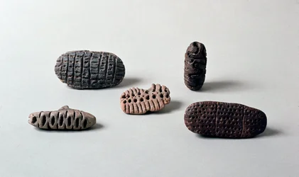 Förhistoria: olika pintaderas (sälar) av neolitisk terrakotta från Caverna Delle Arene till Candide (Ligurien). Pegli, Villa Pallavicini-museet