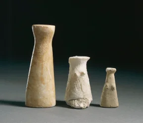Förhistorien: kvinnliga idoler från fyndplatsen Los Millares (Almería). Spanien, Madrid, Nationella arkeologiska museet.