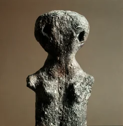 Förhistoria: feminin terrakotta-idol från Necropolis av Arene Candide (Finale Liguria), Ligurien. Mellanneolitikum, stenålder. Genes, liguriskt arkeologiskt museum