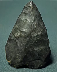 Förhistoria: flint amygdaloid biface. Nedre paleolitikum. Verone, Civic Museum of Natural History, Italien