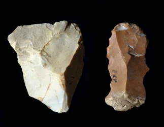 Förhistoria: flintverktyg. Neolitikum, stenåldern. Arkeologiska museet i Fermo, Italien