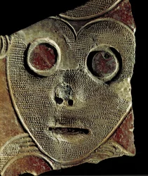 Förhistoria: fragment av lervas dekorerar en mask från en plats nära Vosnesenovka (Ryssland). 3000 f.Kr., yngre stenåldern. Museum för arkeologi och etnografi för den sibiriska grenen av den ryska vetenskapsakademin, Novosibirsk, Ryssland