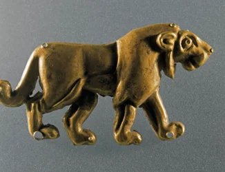 Förhistoria: lejonstatyett i guldblad från graven en tumulus (kurgan) från Maikop (Kaukasus). 3000-2500 f.Kr. Eneolitikum, kopparåldern. Sankt Petersburg, Eremitagemuseet, Ryssland
