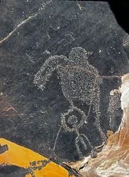 Förhistoria, hällkonst: en gravsten av en mänsklig figur. Stenåldern 5000-2000 f.Kr. Taghit, Haut plateau du Hoggar (Ahaggar), Algeriet