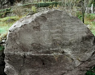 Förhistoria, hällkonst: gravklippa med framställningar av hjortar, boskap och dolkar, kopparåldern, eneolitisk period (kalkolitikum), klippa nr 1, Cemmo (Brescia), Parco archeologico nazionale dei Massi di Cemmo, Italien