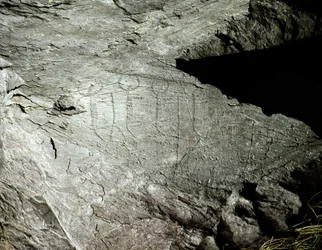 Förhistorisk tid, hällkonst: inhuggna framställningar av två par oxar som drar en vagn. Kopparåldern. Eneolitisk period (kalkolitikum). Klippa nr 2. Cemmo (Brescia), Cemmos klippblocks nationalarkeologiska park, Italien
