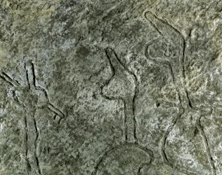 Förhistoria, hällkonst: hällristning (graffiti på sten) av en representation av en jaktscen. neolitik, stenålder. (Azerbajdzjan) Bronsåldern. Baku, Azerbajdzjans statliga religionshistoriska museum