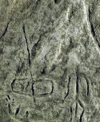 Förhistoria, hällkonst: hällristning (graffiti på sten) av en representation av en båt och en människofigur. neolitik, stenålder. (Azerbajdzjan) Bronsåldern. Baku, Azerbajdzjans statliga religionshistoriska museum