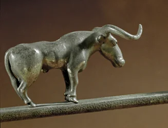 Förhistoria: silvertjurstaty från Maikops grav (Kaukasus). 3000-2500 f.Kr. Eneolitikum, kopparåldern. Sankt Petersburg, Eremitagemuseet, Ryssland