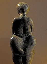 Förhistoria: staty av gravettian kvinna från platsen för Kostenki (Voronezh oblast). 30000-25000 f.Kr. Övre paleolitikum, stenåldern. Sankt Petersburg, Peter den store museet för antropologi och etnografi, Ryssland