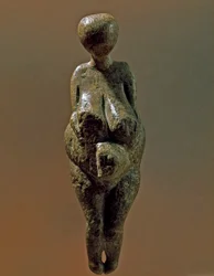 Förhistoria: staty av gravettian kvinna från platsen för Kostenki (Voronezh oblast). 30000-25000 f.Kr. Övre paleolitikum, stenåldern. Sankt Petersburg, Peter den store museet för antropologi och etnografi, Ryssland