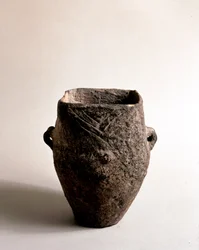 Förhistoria: terrakottavas med fyrkantig öppning av yngre stenåldern från Caverna Delle Arene i Candide (Ligurien). Pegli, Villa Pallavicini-museet
