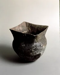 Förhistoria: terrakottavas med fyrkantig öppning av yngre stenåldern från Caverna Delle Arene i Candide (Ligurien). Pegli, Villa Pallavicini-museet