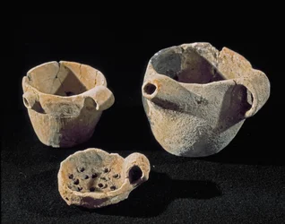 Förhistorisk tid: olika tillbehör till bordsservis. Järnåldern. Från Umbrien. Perugia, Museo Archeologico Nazionale dell