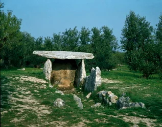 Förhistoria: utsikt över dolmen i Chianca med dess ingångskorridor. Stenåldern, neolitikum. 6:e-3:e århundradet f.Kr. Bisceglie, Puglia, Italien