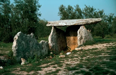 Förhistoria: utsikt över dolmen i Chianca med dess ingångskorridor. Stenåldern, neolitikum. 6:e-3:e århundradet f.Kr. Bisceglie, Puglia, Italien