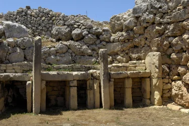 Förhistoria: utsikt över det megalitiska templet Ggantija, med anor från yngre stenåldern (3500-2600 f.Kr.), ön Gozo, Malta (foto)