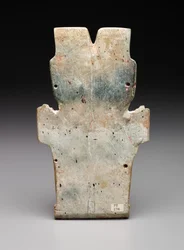 Baksidan av en antropomorf plakett, möjligen eldormen, förklassisk period, 800-400 f.Kr. (serpentin & cinnober)