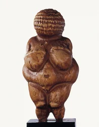 Venus från Willendorf. Statyett av kalksten föreställande en kvinna med mycket utvecklade former. 23000 f.Kr. (kalksten)