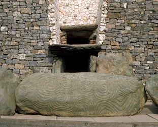 Vy över ingången till det förhistoriska monumentet i Newgrange, 3200 f.Kr