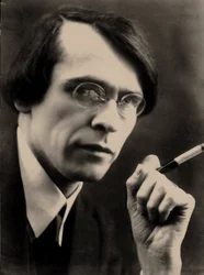 Vladislav Khodassevitj - Porträtt av poeten Vladislav Khodasevich (1886-1939), av Shumov, Pjotr ​​Ivanovich (1872-1936). Fotograf, slutet av 1920-talet. Privat samling
