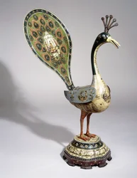En Qajar-påfågel målad med blommönster och bildkartuscher föreställande hovmän, 1800-talet