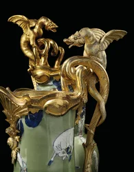 Ett par Ludvig XV ewers, porslin 1662-1722, fästen c.1745-49 (ormolu-monterat porslin)