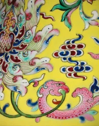 Detalj från en av ett par Imperial Famille Rose-vaser (keramik)