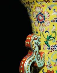 Detalj från en av ett par Imperial Famille Rose-vaser (keramik)