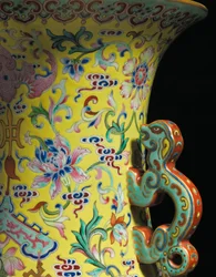 Detalj från en av ett par Imperial Famille Rose-vaser (keramik)